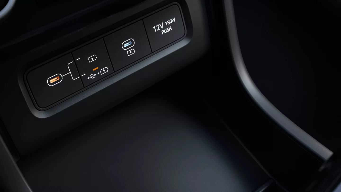 Fast charging and universal compatibility with a 12V power outlet and two USB-C ports of the Hyundai TUCSON Plug-in. 